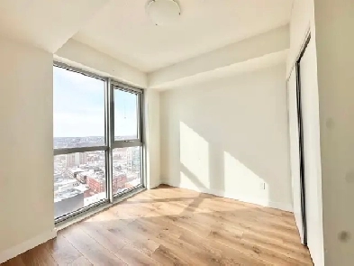 MODERN 1-BEDROOM   DEN CONDO WITH STUNNING CITY VIEWS Image# 1