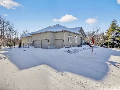 Beautiful bungalow in Greely for sale - 6196 Elkwood Dr Image# 1