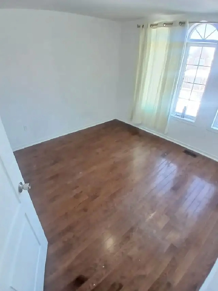 FURNISHED 2 SHARING ROOM AVAILABLE IN MISSISSAUGA