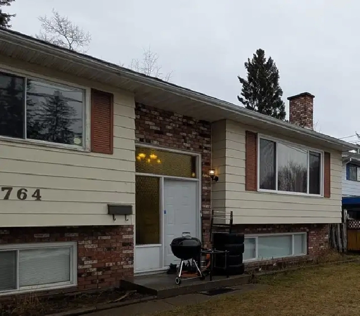 Unfurnished 3 Bed, 1.5 Bath top floor of House for Rent