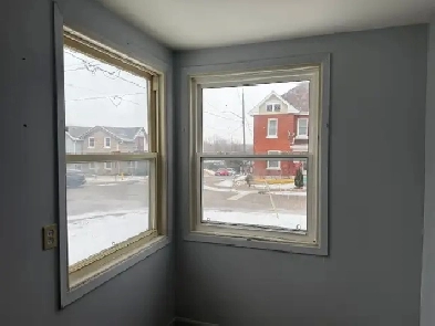 AVAILABLE NOW!  SUNNY 1 bedroom apt. close to downtown Brantford Image# 1