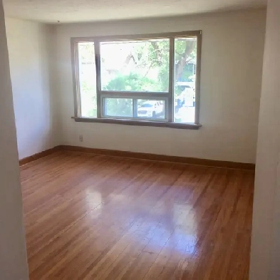 2 Bedroom East Kildonan Upper Duplex w/AC, Laundry & Parking Image# 2