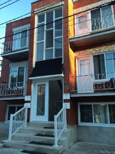 Studio tout inclus et meublé - metro St Michel Image# 1