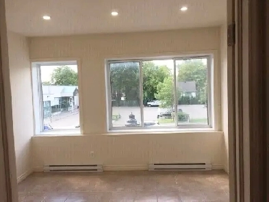 Grand 2 1/2 tout inclus et meublé- metro St Michel Image# 1