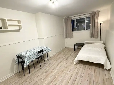 Studio TOUT inclus et meublé - metro St Michel Image# 1