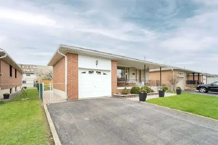 MAIN UPPER LEVEL ROOMS FOR RENT WESTWOOD MALL MALTON MISSISSAUGA