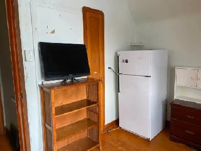 Nice bright furnished room c/w utilities/Wifi/TV. East Downtown Image# 1