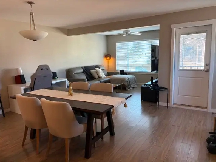 Modern Townhouse in Desirable Pineview - 2 Bed   Den | 3 bath