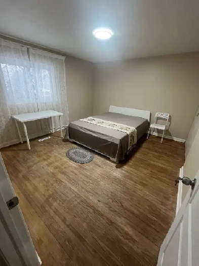 Large Bright Bedroom for Rent Near Markham Rd & Ellesmere Image# 1