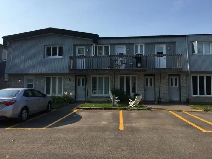 3 1/2 sur 2 étages à louer