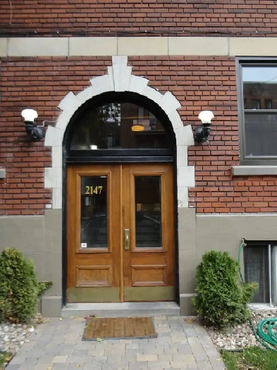 Gorgeous, top floor, private suana. 2 bedroom, 5 1/2, views, s/w Image# 1