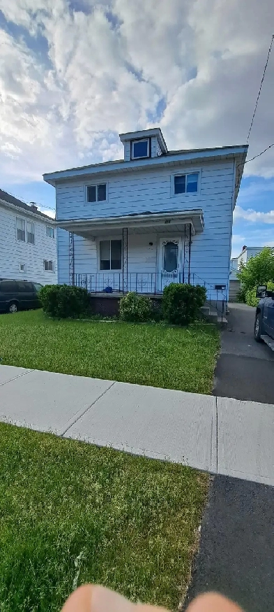 3 Bedroom house for Rent Fifth St West Avail April 1