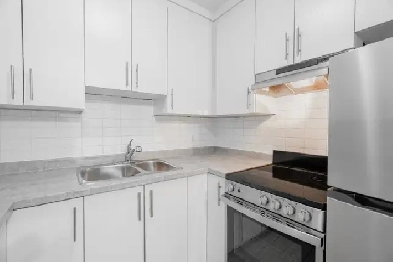 Superbe 4 ½ - à deux pas du métro Du Collège -1 mois gratuit- Di Image# 1