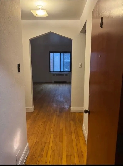 3 1/2 2530 Van Horne Image# 1