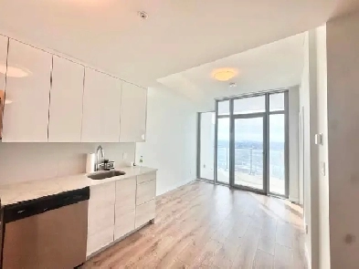 MODERN 1-BEDROOM   DEN CONDO WITH STUNNING CITY VIEWS Image# 1