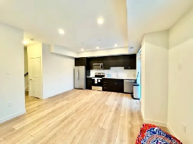 ELEGANT 2-BEDROOM CONDO-TOWNHOUSE WITH MODERN FINISHES Image# 1