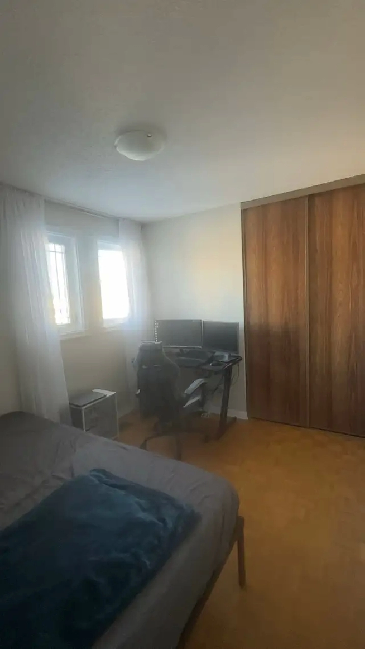 Upper level room near SquareOne for Rent