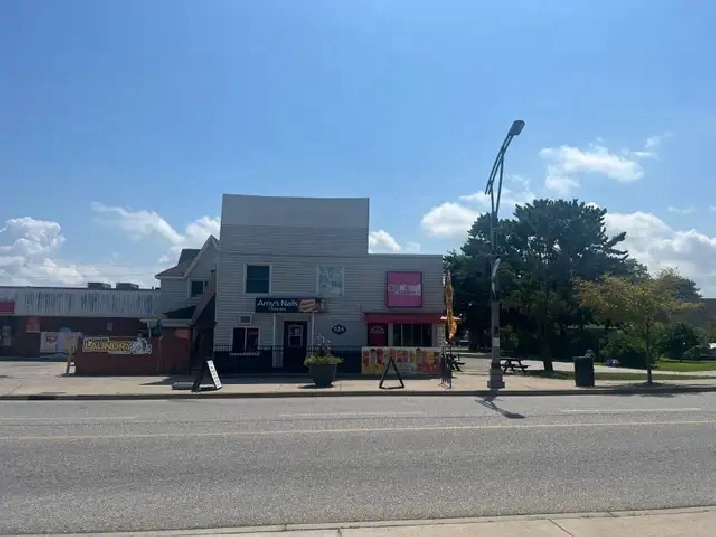 Residential/Comercial building for sale.