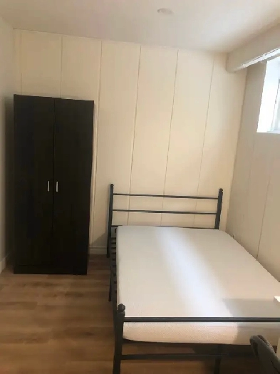 VERY BRIGHT ROOM STEPS TO BUS/GROCERY NORTH YORK BATHURST Image# 1