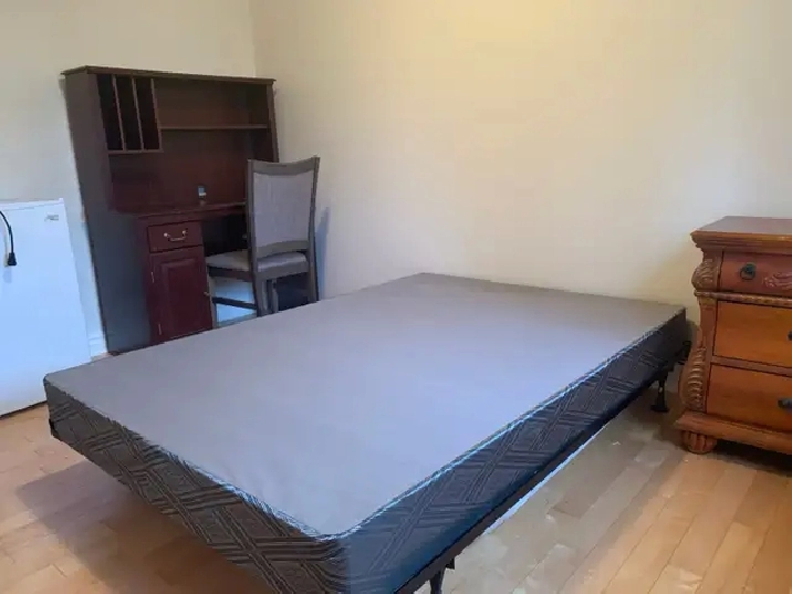 Upper floor private room in Brampton