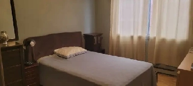 Chambre meublée disponible pour une femme proche de métro Sauvé Image# 2