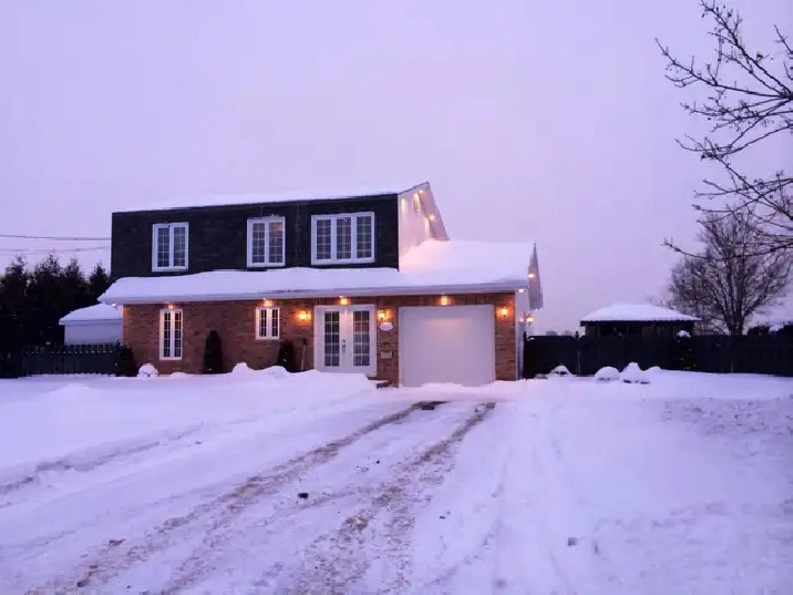 maison avec grand terrain au  bords de l'eau , laval proche A25