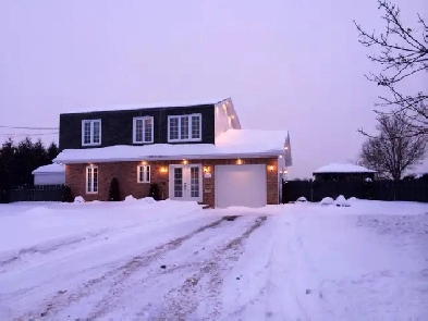 maison avec grand terrain au  bords de l'eau , laval proche A25