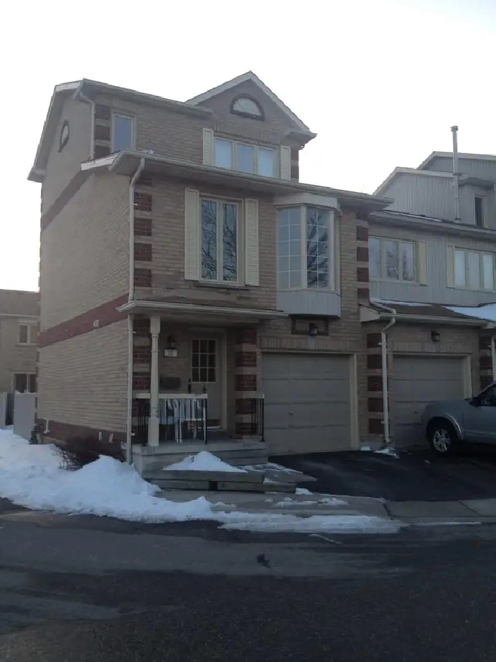 Beautiful & Spacious 4-Bedroom Townhouse – Perfect for Students