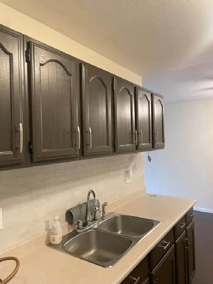 Unfurnished 2 Bed, 1 Bath Top Floor Unit for Rent