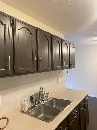 Unfurnished 2 Bed, 1 Bath Top Floor Unit for Rent