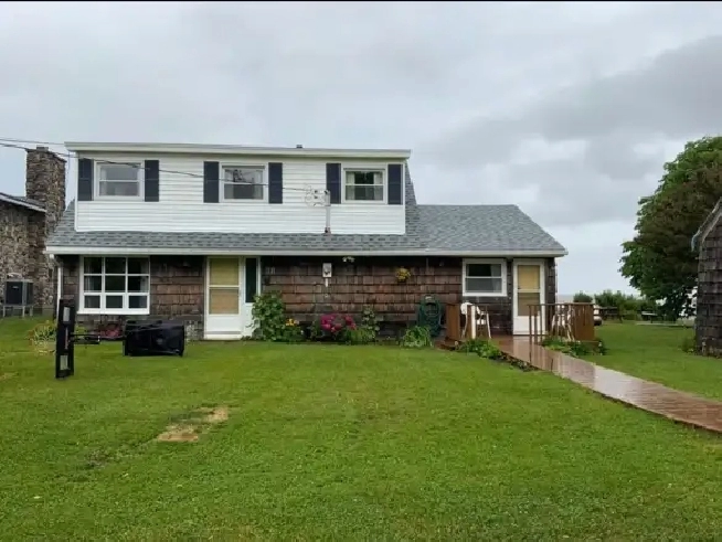 House - Summer Cottage  3 Beds 2 Baths    For Rent