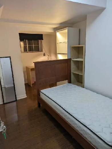 York University Subway  Female ONLY  room available