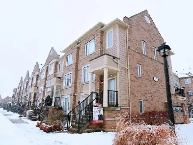 Large 2-Bedroom End-Unit Townhouse Near Erin Mills Town Centre