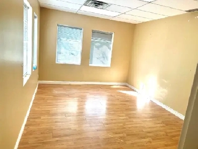 Small office for rent in Dorval - Petit bureau à louer à Dorval