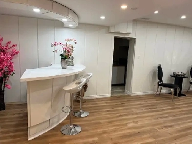 VERY BRIGHT ROOM NORTH YORK BATHURST/STEELES NEAR BUS Image# 1