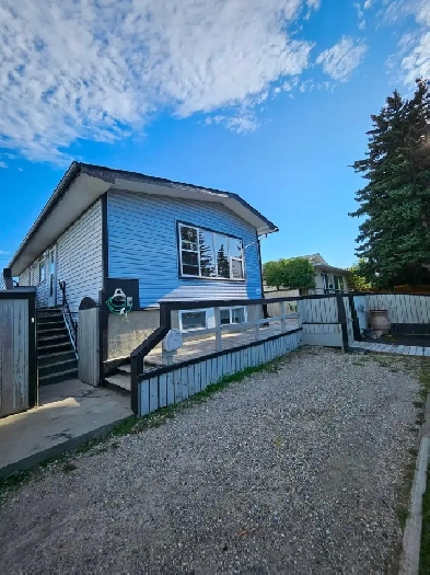 Main floor for rent 3bedroom 64 Ave  4 St North  Apr 3