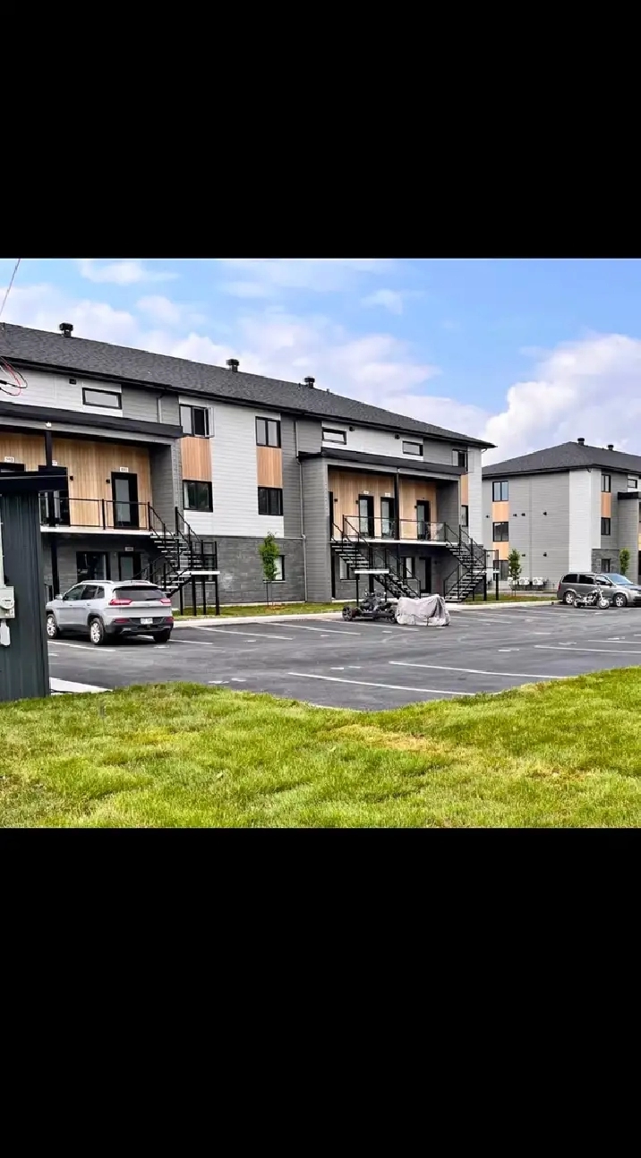 Grand 4 et demi avec bureau