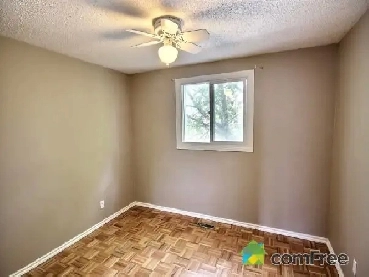 Nice Room in Premium Condo by Londonderry Mall Image# 4