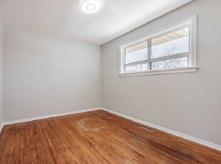 ROOM FOR RENT, SINGLE OCCUPENCY IN DETATCH HOUSE-PLEASE READ AD!