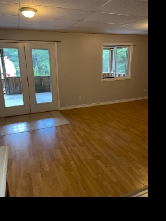 Quiet 2 bedroom apartment w/muskoka room close to Huntsville