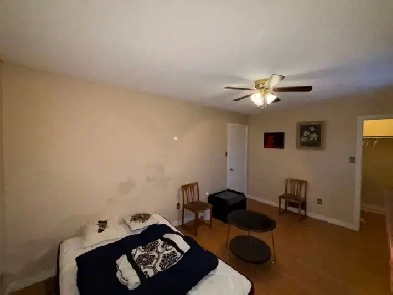 Very large master bedroom for rent