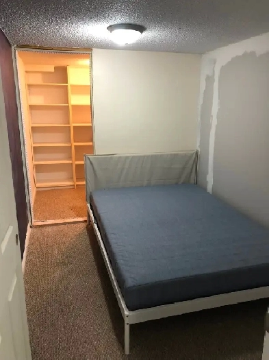 ROOM WITH LARGE CLOSET NORTH YORK BATHURSTSTEELES NEAR BUS