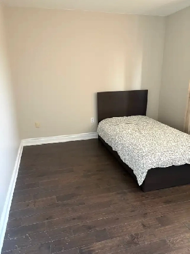 Room for Rent in Mississauga (Derry Rd W. & Tenth Line) - FEMALE