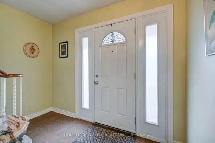 Bright & Spacious Room for Rent – Applewood Heights, Mississauga