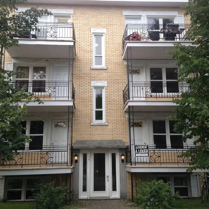 À 2 MINUTES DE UNIVERSITÉ LAVAL