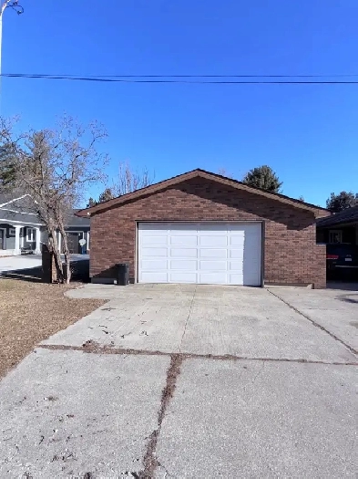 HUGE GARAGE FOR RENT