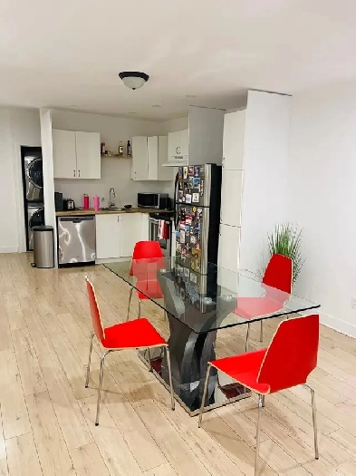 Bright Furnished Room - Downtown / Metro-$900-Short Term/Month Image# 4