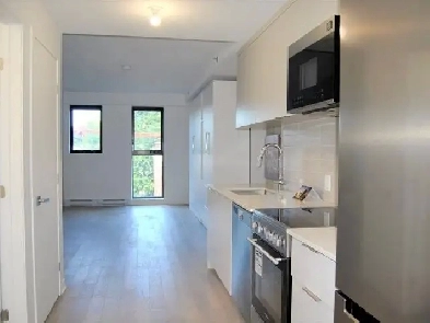 New Bachelor Condo in Historic Snowdon Theatre - steps to Metro Image# 1