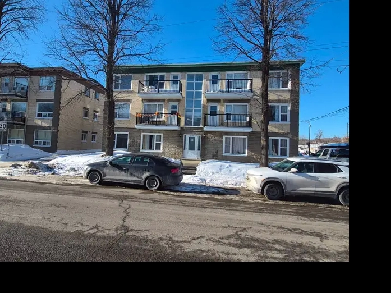 Grand 4½ lumineux avec 2 grands balcons – Chauffage & eau chaude