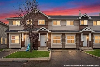 NEW LISTING! Prime located 3 bed, 2.5 bath Townhouse PRICED WELL Image# 1